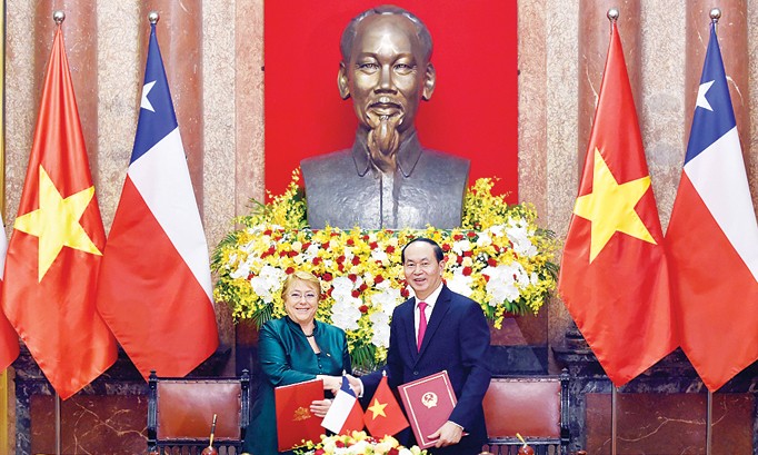 Chủ tịch nước Trần Đại Quang và Tổng thống Chile Michelle Bachelet Jeria ký Tuyên bố chung Việt Nam - Chile. Ảnh: Như Ý.