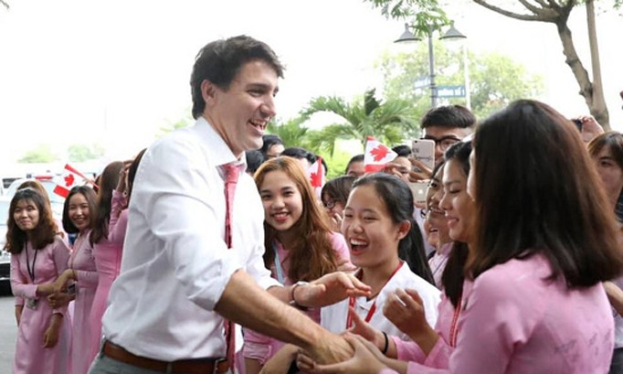 Thủ tướng Canada Justin Trudeau vui vẻ bắt tay với sinh viên.