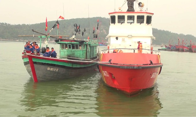 13 ngư dân cùng tàu cá được tàu cứu hộ, cứu nạn SAR 273 lai dắt vào bờ an toàn.