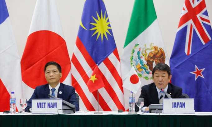 Bộ trưởng Công Thương Trần Tuấn Anh và Bộ trưởng Tái thiết kinh tế Nhật Bản Toshimitsu Motegi tại cuộc họp báo về TPP ngày 11/11 ở Đà Nẵng. Ảnh: Hồng Vĩnh.