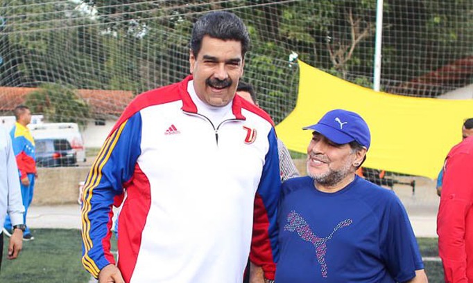 Tổng thống Maduro cùng Maradona trên sân bóng.