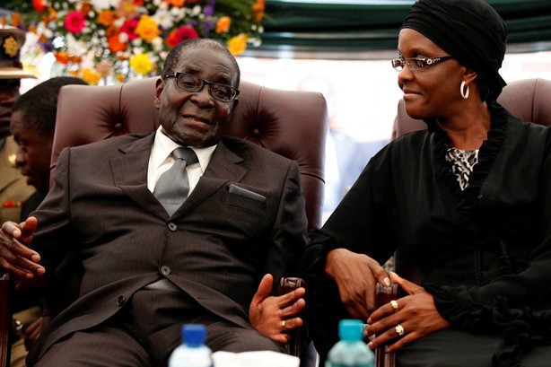 Vợ chồng ông Robert Mugabe sẽ được đền bù khoản tiền lớn và được nhận lương đến hết đời. Ảnh: Guardian.