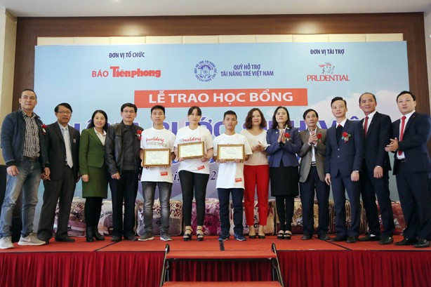 Trao học bổng cho sinh viên nghèo huyện Nam Sách (Hải Dương).