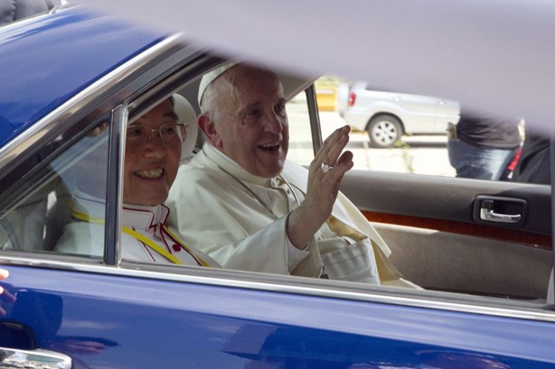 Giáo hoàng Francis vẫy chào các giáo dân đứng đón ông bên ngoài sân bay ở Yangon hôm 27/11. Ảnh: CNN.