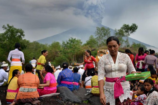 Hàng trăm cư dân cầu nguyện cho núi lửa ngừng tuôn trào. Ảnh: CNN.