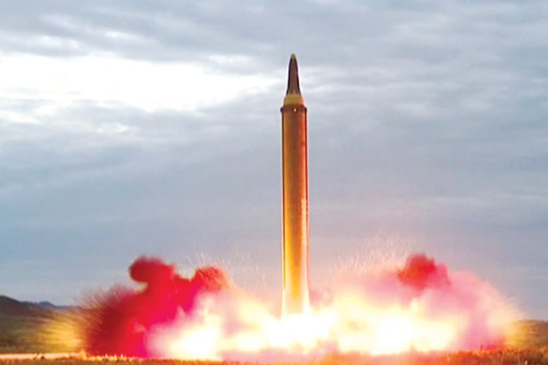 Ngày 29/11, Triều Tiên phóng tên lửa đạn đạo xuyên lục địa thứ 3 và cũng là tên lửa mạnh nhất từ trước đến nay. Ảnh: CNN.