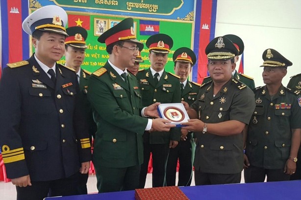Lãnh đạo đoàn sĩ quan trẻ Việt Nam trao tặng logo Thanh niên QĐND Việt Nam cho đại diện Trường Sĩ quan tạo nguồn (Quân đội Hoàng gia Campuchia). 
