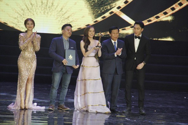 Đại diện ê kíp làm phim Em chưa 18 nhận Bông sen vàng Liên hoan phim Việt Nam lần thứ XX. Ảnh: Thanh Trần.