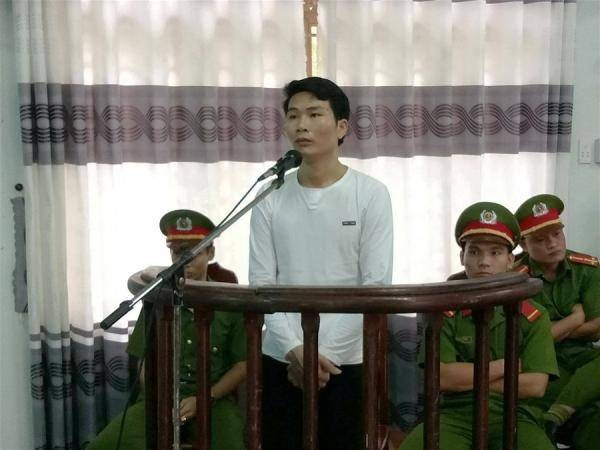 Bị cáo Đoàn Duy Phong tại phiên xét xử lưu động ở UBND xã Tiên An