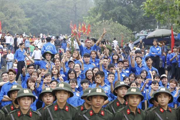 Trong 5 năm tới, phong trào thanh niên tình nguyện là phong trào lớn của Đoàn (Trong ảnh: Thanh niên tình nguyện tại lễ hội Đền Hùng). Ảnh: Như Ý.