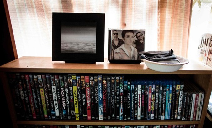 Căn phòng nhiều CD và DVD phim ảnh, ca nhạc của người chết độc thân. Nguồn: SCMP.