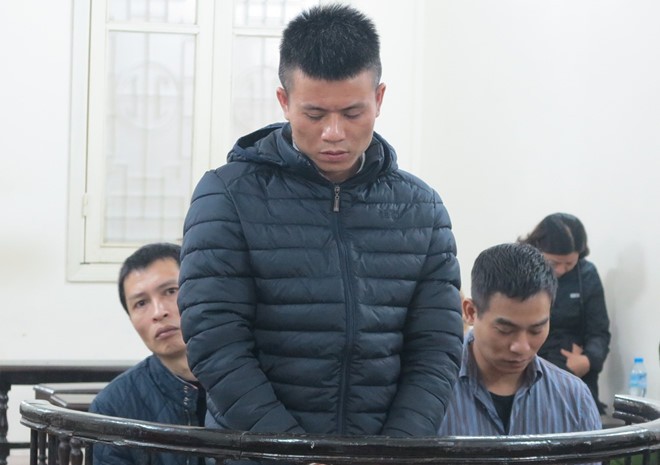 Thám (đứng), Văn (trái) và Khang tại tòa