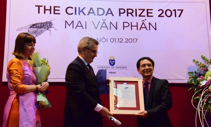 Nhà thơ Mai Văn Phấn nhận Chứng nhận giải thưởng Cikada. Ảnh: Nguyễn Đình Toán.