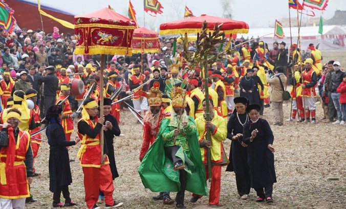 Các then rung chuông, múa quạt hộ tống đoàn rước tại lễ hội Ná Nhèm 2017. Ảnh: Lan Hương.