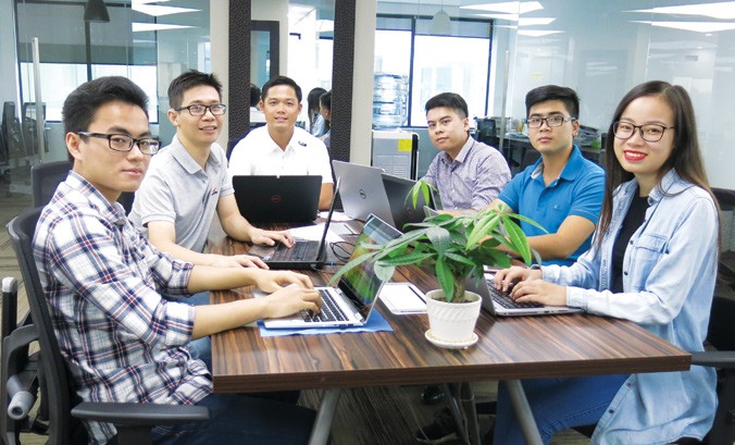 Anh Nguyễn Hữu Hải (thứ 3, từ trái sang) cùng nhóm cộng sự luôn chủ động nghiên cứu về các công nghệ mới. Ảnh: L.T.