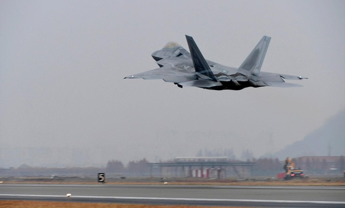 Một máy bay chiến đấu F-22 Raptor của Không quân Mỹ cất cánh từ sân bay Gwuangju, Hàn Quốc hôm 4/12. Ảnh: Yonhap.