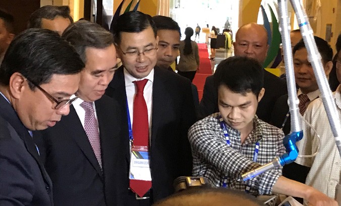 Ông Nguyễn Văn Bình, Ủy viên Bộ Chính trị, Trưởng ban Kinh tế T.Ư tham quan gian hàng Công nghệ thông minh tại Triển lãm chiều 4/12/2017.