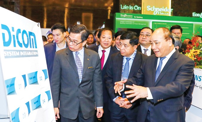 Thủ tướng tham quan và trao đổi với đại diện các doanh nghiệp tiên phong về công nghệ ở Việt Nam.