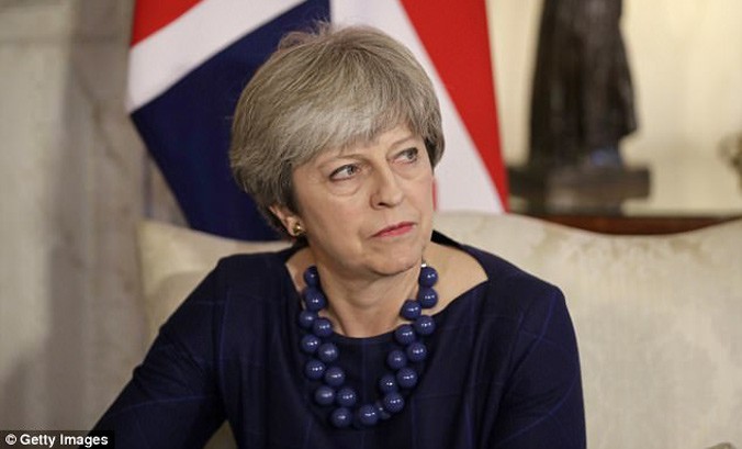 Thủ tướng Anh Theresa May vừa thoát khỏi âm mưu bị ám sát. Ảnh: Daily Mail.