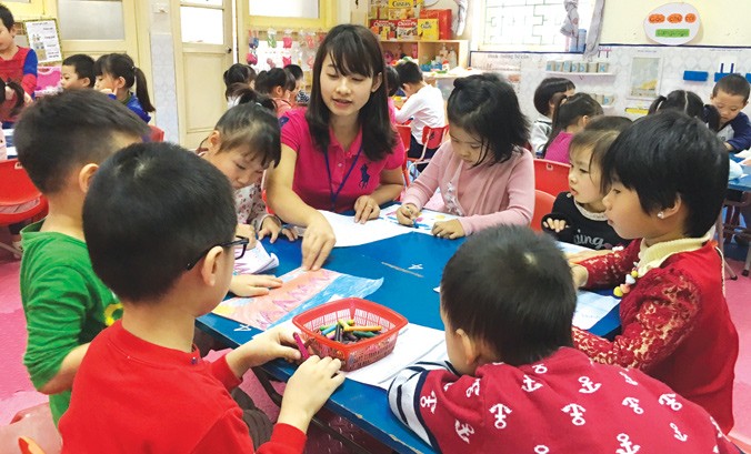 Cô Dương Cẩm Nai trong giờ học với trẻ mầm non.