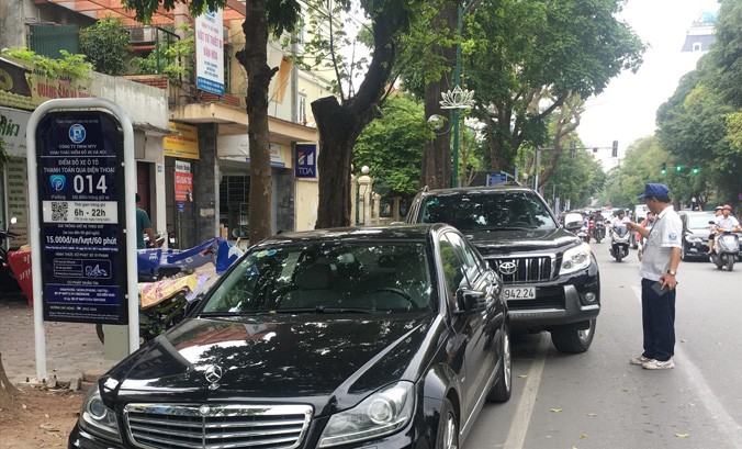 Mặc dù số lượt xe ít hơn nhưng Sở GTVT Hà Nội cho biết, doanh thu từ đỗ xe iParking đang tăng 33% so với đỗ xe truyền thống.