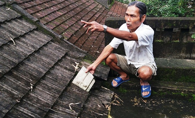 Dấu vết ngói vỡ, mái lợp hư hỏng tại nhà của anh Trần Văn Vinh.