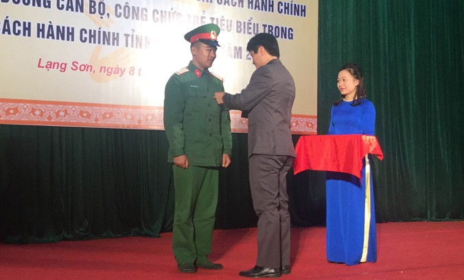 Binh nhất Triệu Văn Nam (trái) nhận Huy hiệu “Tuổi trẻ dũng cảm” của T.Ư Đoàn. Ảnh: Duy Chiến.