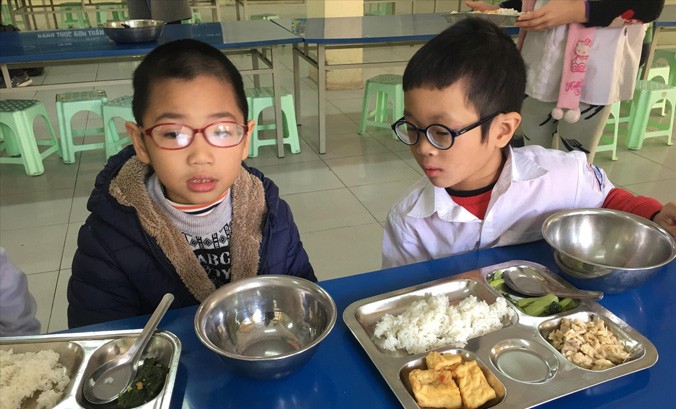 Bữa ăn của học sinh khiếm thị sau khi tăng tiền ăn. Ảnh: Nghiêm Huê.