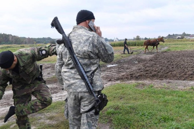 Cảnh sát Ukraine truy quét mỏ khai thác hổ phách trái phép ở một ngôi làng phía tây bắc Ukraine. Ảnh: Jiji.