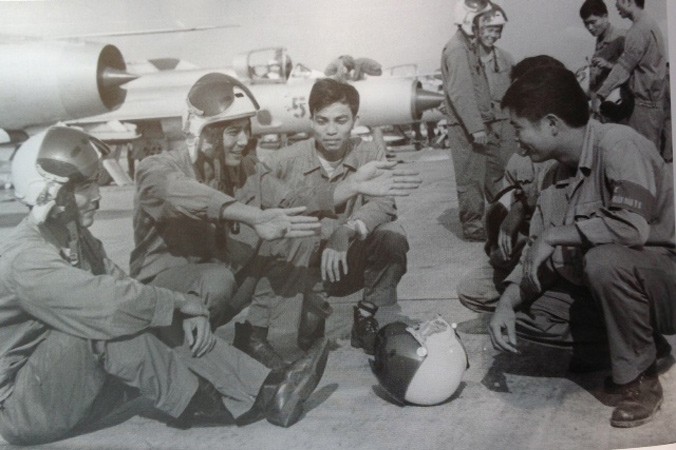 Phi công Nguyễn Đức Soát (thứ 2 từ trái sang) đang trò chuyện cùng đồng nghiệp. Ảnh: TL.