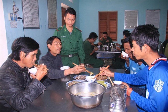 Sau khi được giải cứu bốn ngư dân bất đắc dĩ ăn cơm tại đồn biên phòng Sơn Trà.
