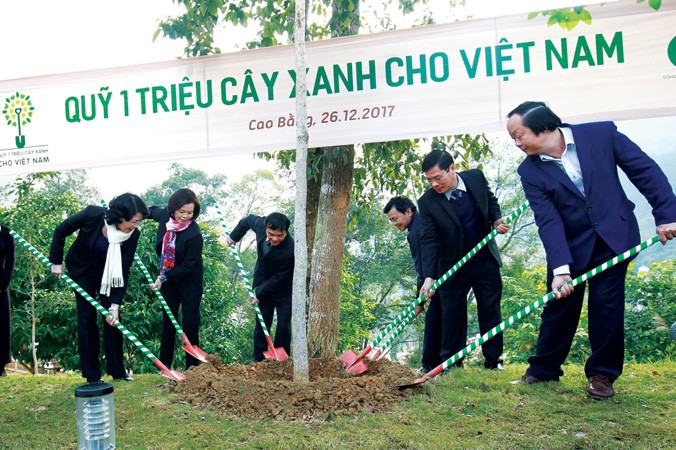 Bà Đặng Thị Ngọc Thịnh - Ủy viên Ban Chấp hành Trung ương Đảng, Phó Chủ tịch nước Cộng hòa Xã hội Chủ nghĩa Việt Nam cùng các Đại biểu trồng cây tại Khu di tích Quốc gia đặc biệt Pác Bó, tỉnh Cao Bằng.