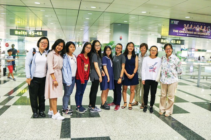 Học sinh nhận học bổng A*Star đến từ Việt Nam, Indonesia và Trung Quốc cùng các cô giáo ra đón tại sân bay Changi, Singapore.