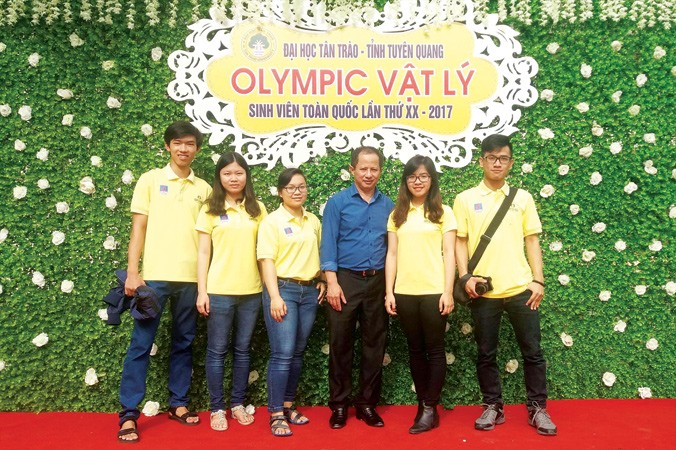 Nguyễn Thị Thu An (thứ 2, từ phải sang) tại cuộc thi Olympic Vật lý sinh viên toàn quốc năm 2017.