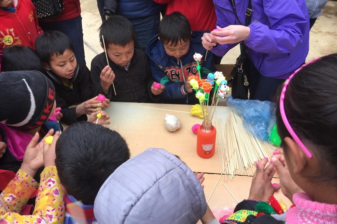 Học sinh Trường Phổ thông Dân tộc bán trú tiểu học Lũng Cú, Đồng Văn (Hà Giang) trải nghiệm ngày tết dương lịch với các trò chơi dân gian, nặn tò he.