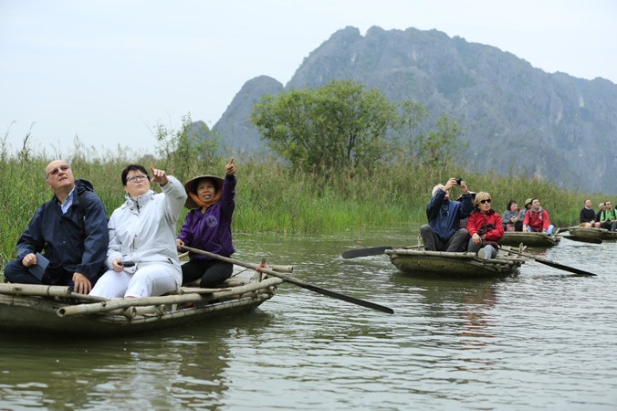 Du khách nước ngoài tham quan khu sinh thái ngập nước Vân Long, Ninh Bình. Ảnh: Hồng Vĩnh.