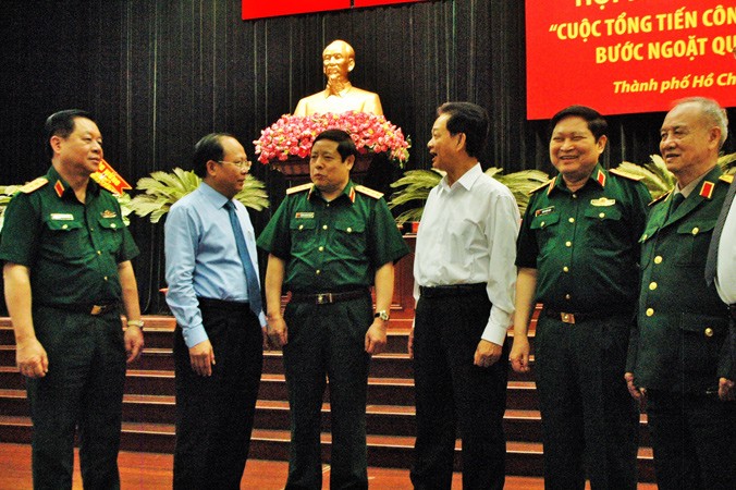 Lãnh đạo và nguyên lãnh đạo Nhà nước, Bộ quốc phòng trao đổi bên lề hội thảo.