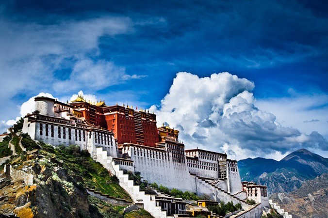 Lâu đài Potala ở thủ phủ Lhasa.