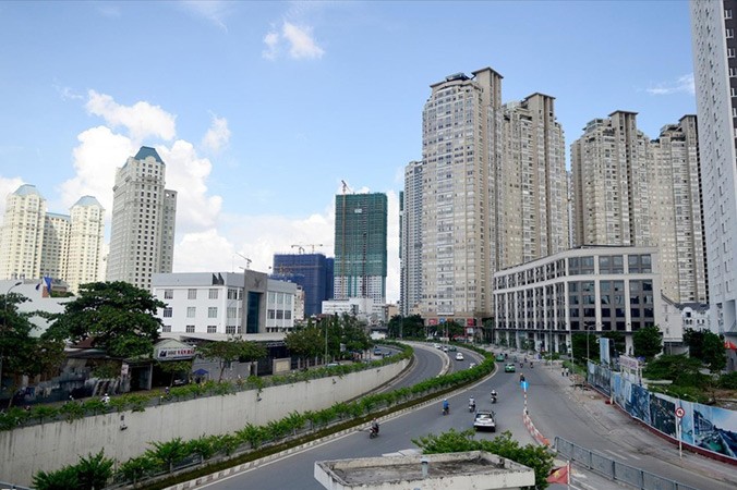 Đường Nguyễn Hữu Cảnh nối cửa ngõ phía Đông với khu vực trung tâm TPHCM nêm chặt cao ốc. Ảnh: Huy Thịnh.