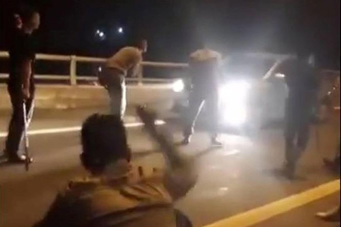 Nhóm thanh niên vác dao chặn ô tô xin đểu tài xế trên cao tốc Nội Bài - Lào Cai gây bức xúc dư luận.