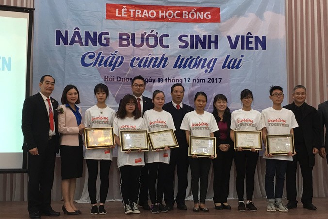 Sinh viên nghèo được nhận học bổng tại Hải Dương. Ảnh : Nguyễn Hà.