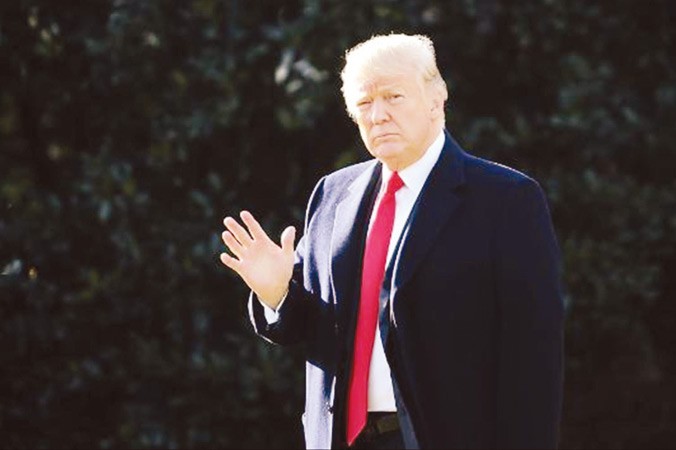 Tổng thống Mỹ Donald Trump vừa khoe ông có nút bấm hạt nhân to hơn và mạnh hơn của lãnh đạo Triều Tiên. Ảnh: CNN.