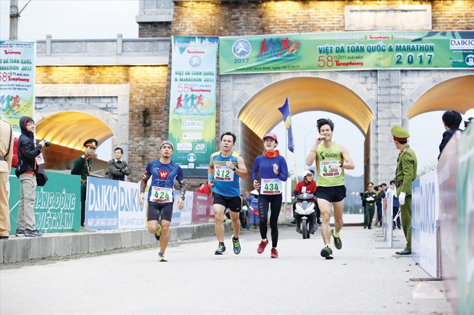 Các VĐV phong trào tham dự cự ly marathon tại Việt dã toàn quốc và marathon giải báo Tiền Phong lần thứ 58 năm 2017 tại Ninh Bình. Ảnh: Như Ý.