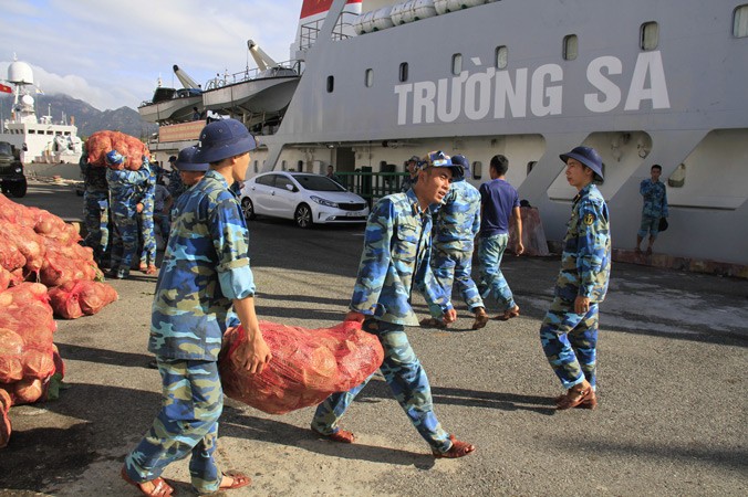 Các chiến sĩ vận chuyển hàng hóa Tết lên tàu chuẩn bị khởi hành ra Trường Sa. Ảnh: Trường Phong.