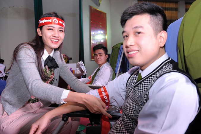 Á hậu Việt Nam Thanh Tú thăm hỏi các bạn trẻ hiến máu. Ảnh: Xuân Tùng.