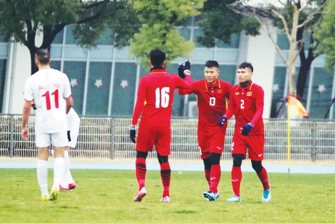 Trận giao hữu giữa U23 Việt Nam (áo đỏ) với U23 Palestine (áo trắng) được giới hạn truyền thông tác nghiệp để bảo mật thông tin. Ảnh: VFF.