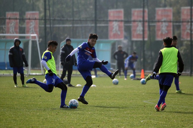 Các tuyển thủ U23 Việt Nam tập luyện dưới thời tiết giá lạnh ở Trung Quốc. Ảnh: Đoàn Nhật.