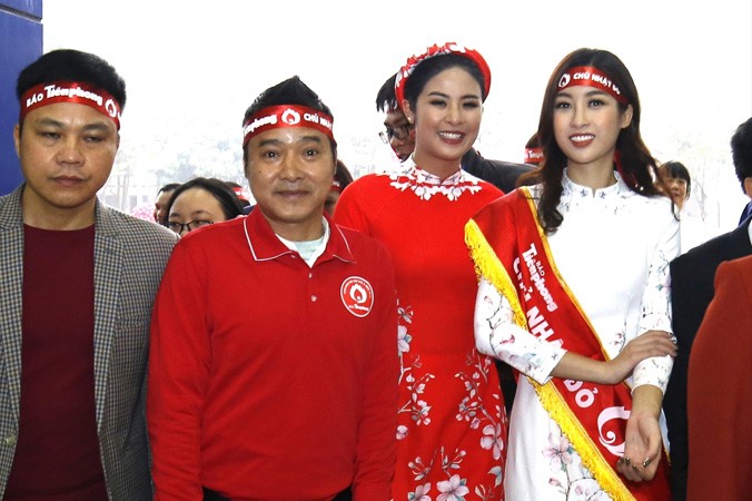 Cựu danh thủ Hồng Sơn cùng Hoa hậu Ngọc Hân và Hoa hậu Mỹ Linh.
