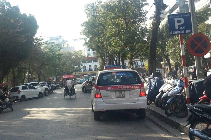 Chỉ được cấp phép cho đỗ taxi không quá 5 phút nhưng trên phố Đinh Tiên Hoàng đoạn Bà Kiệu đến Quảng trường Đông Kinh Nghĩa Thục đang trở thành bãi đỗ xe có thu phí cao.
