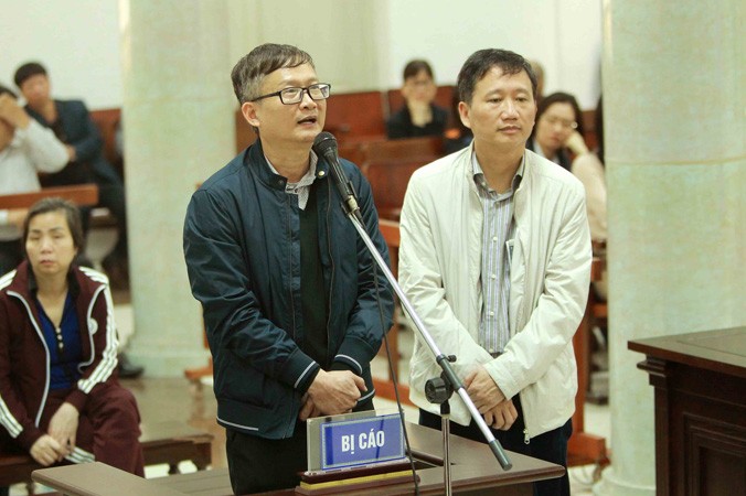 Bị cáo Đinh Mạnh Thắng (bên trái) và bị cáo Trịnh Xuân Thanh (bên phải) trả lời câu hỏi của Hội đồng xét xử tại phiên tòa. Ảnh: An Đăng.